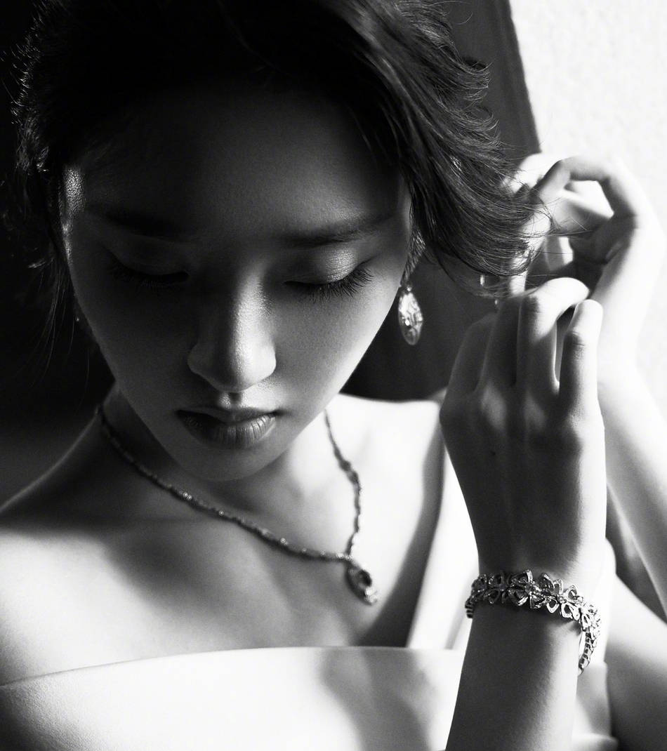 唐艺昕晒黑白大片侧颜精致 一字肩礼服锁骨好优越