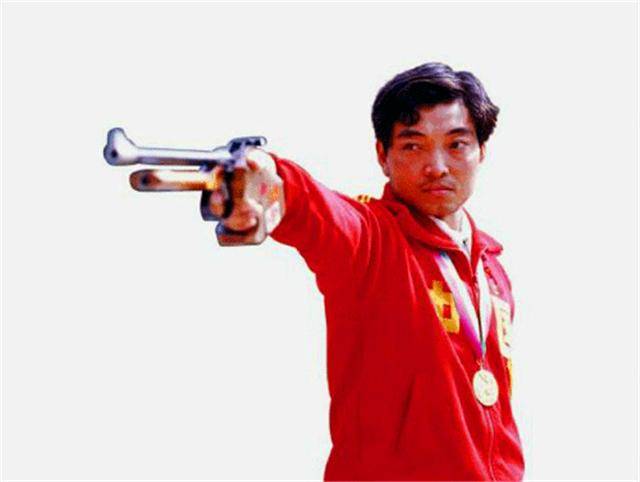 中国第一位奥运冠军,一纸调令被迫离开,成了击剑教练_许海峰