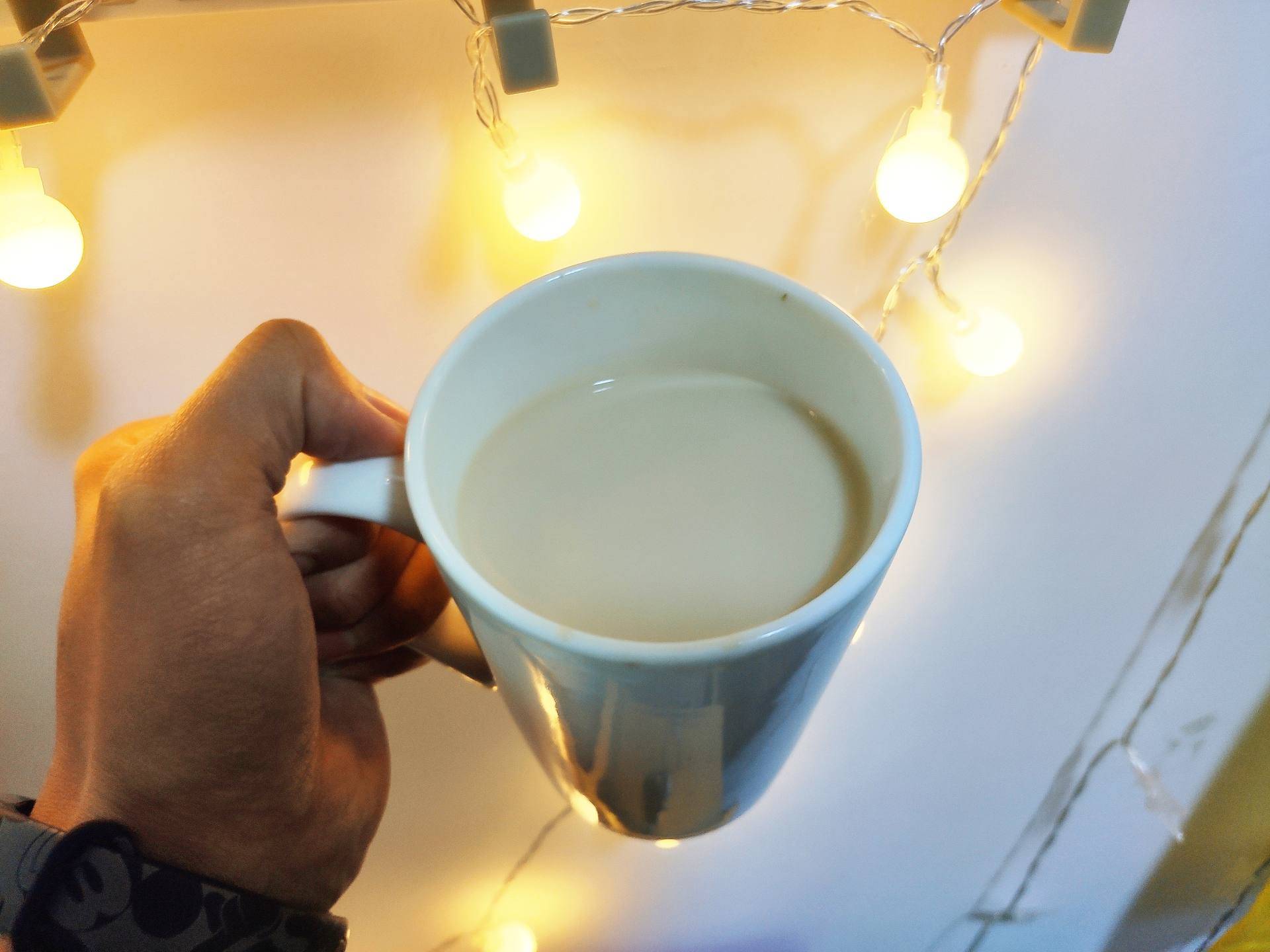 办公桌上奶茶真实图片图片