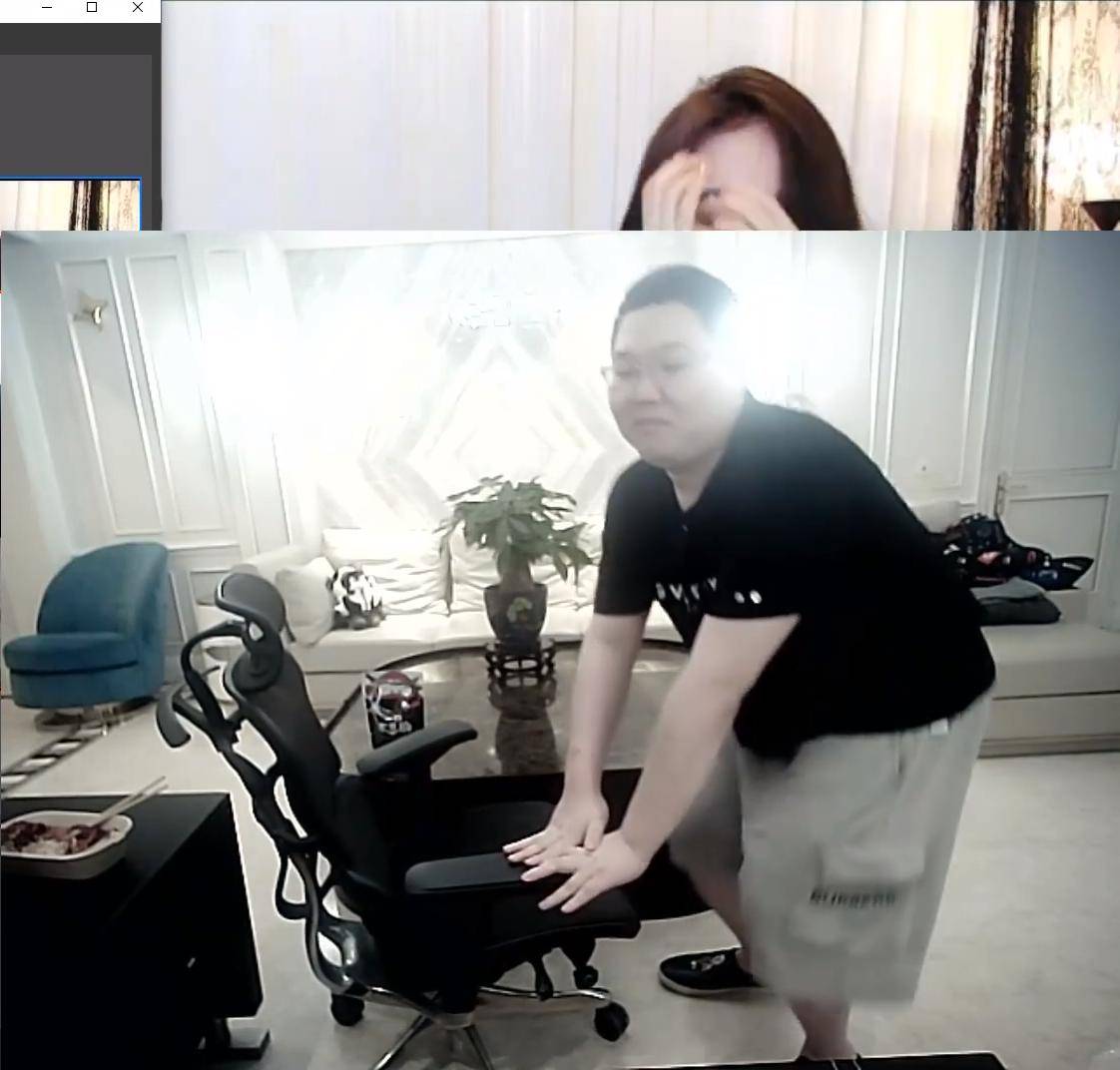 pdd开始沉迷女主播?不仅与土豪斗气豪掷10万,还学主播跳舞_王雨