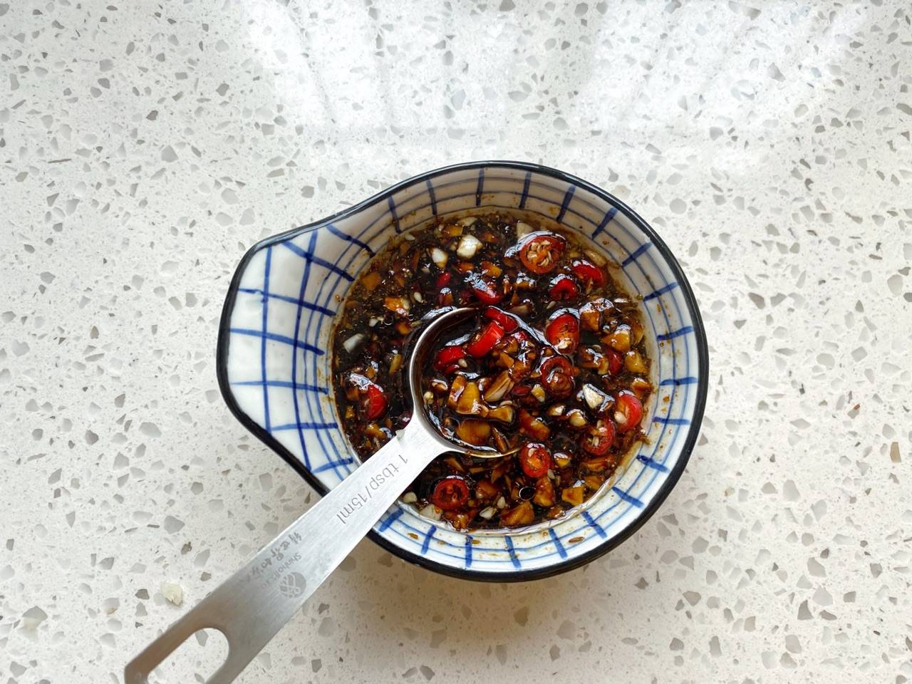 步骤7 再倒入蒜末,小米辣一起拌匀,成调味汁.