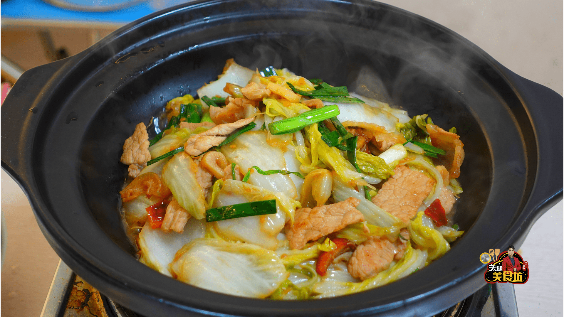 我家大白菜从不炖着吃,加1块猪肉这样做,酸辣开胃,好吃极了