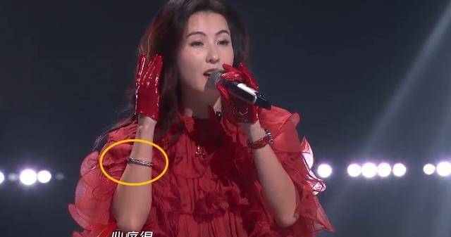 40岁张柏芝唱歌成公鸭嗓?拉皮过度褶子明显,一个手镯价格十万