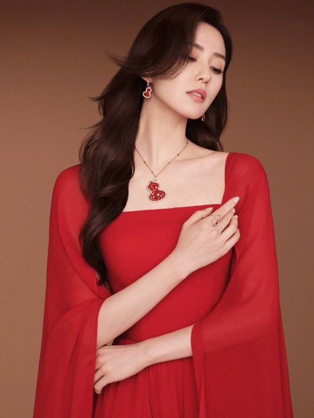 刘诗诗美艳大片太惊艳!穿低u领红裙打造出高级感,天鹅颈太优越