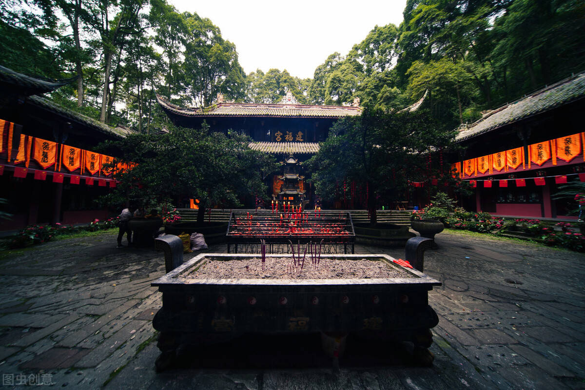 青城山上的建筑,也与道教崇尚自然古朴的理念相适应,青城天下幽_上清宫