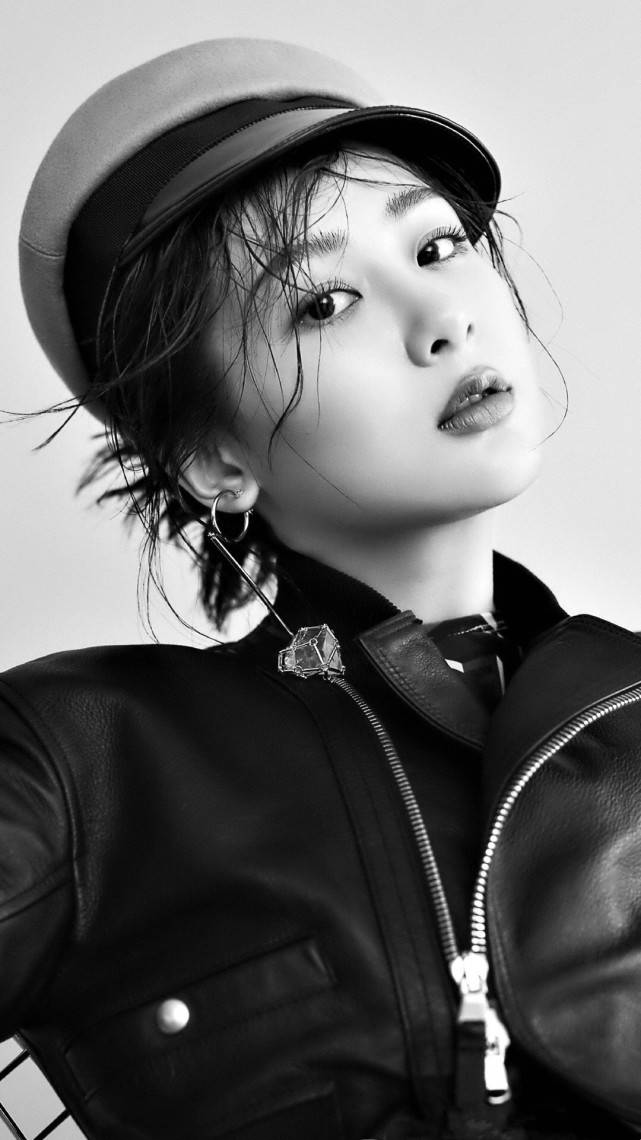 原创杨紫罕见曝黑白大片新穿搭有点高冷90花不再是时尚黑洞