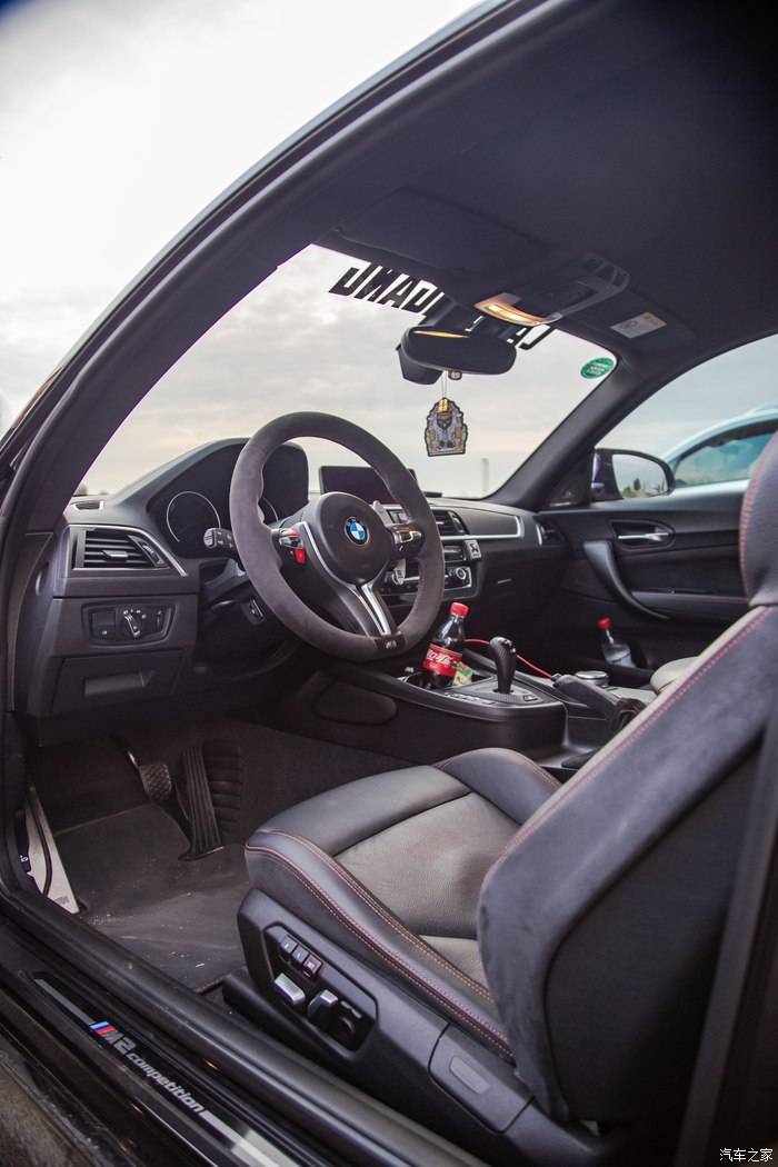 一台可以横着走的的小怪兽宝马m2c