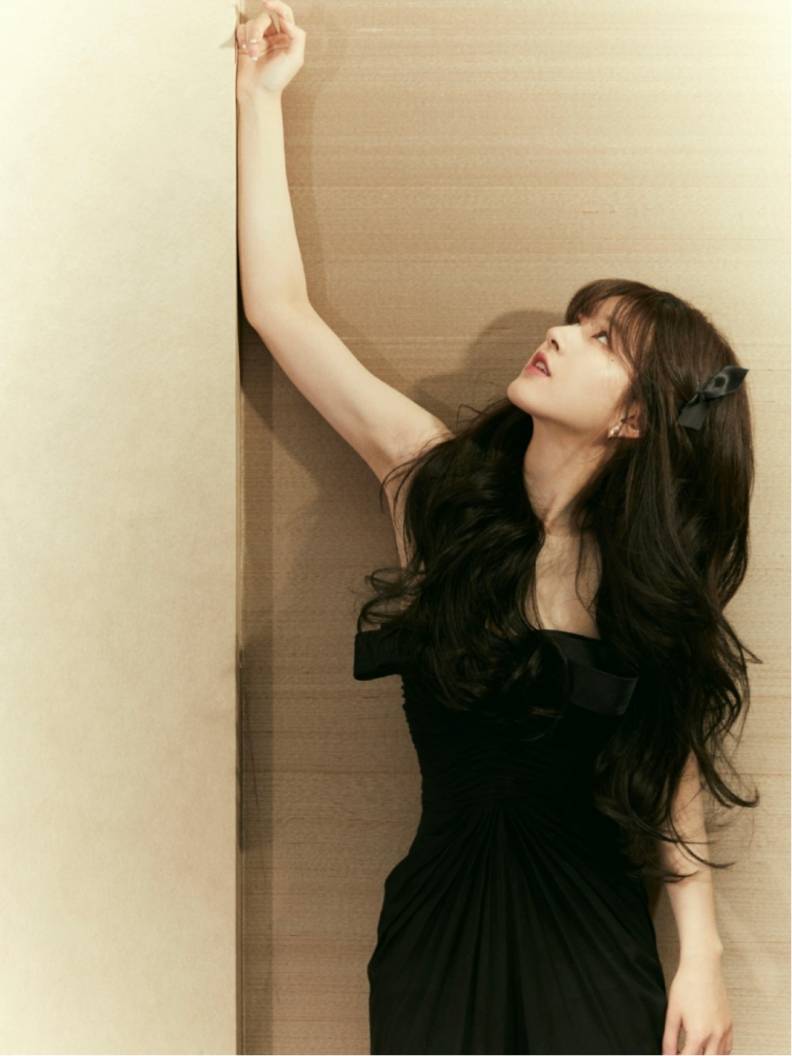 67赵露思气质好韩系长直发搭配一袭黑裙极简风的造型真高级