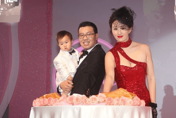孟瑶2008年秘密结婚,嫁给专门经营内衣生意的北京富二代周磊,婚后育有