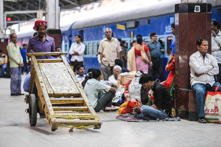 实拍印度火车站：印度男人搭讪中国女游客，车窗口露出臭脚