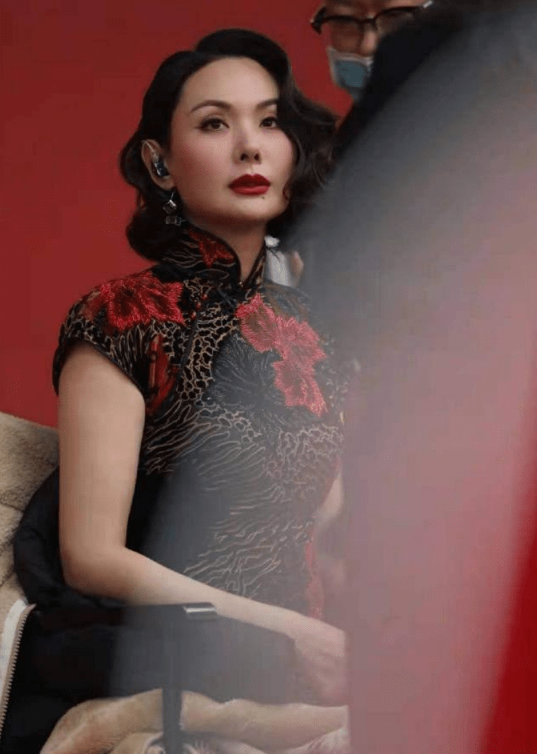 43岁程莉莎真富态,穿一身丝绒旗袍高贵典雅,就是发型有点老气