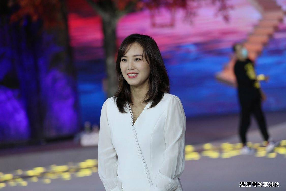 有其师必有其徒,刀郎女徒弟云朵参加cctv村晚,把歌唱给农民听