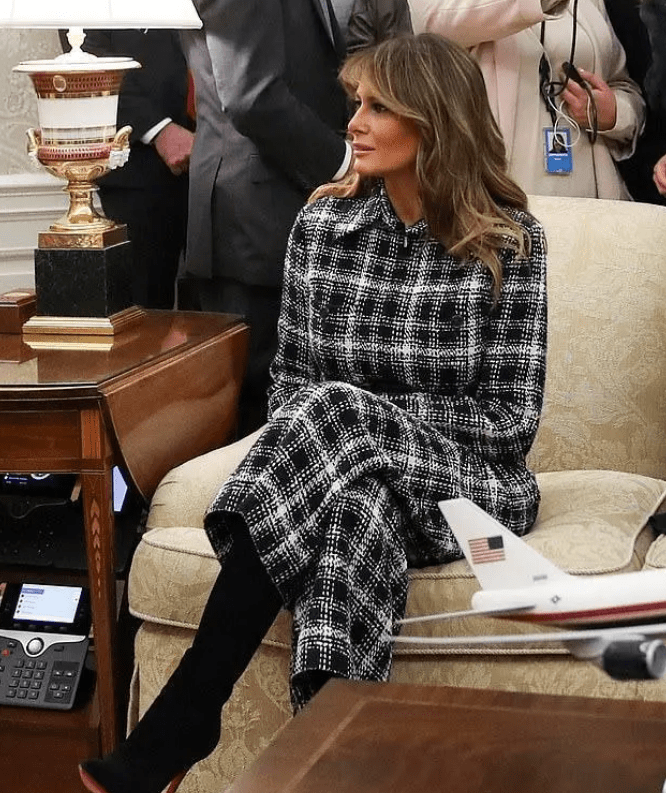 梅拉尼娅离开白宫面目一新,穿昂贵花裙下机,不愿和特朗普合照