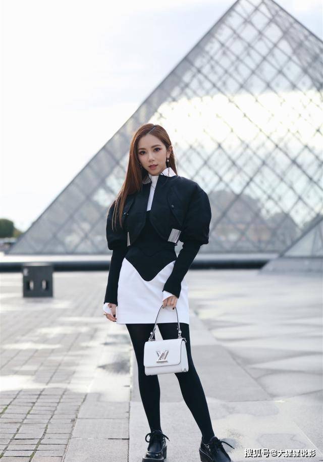 邓紫棋穿金属感外套内配白t恤搭配高靴子显高的同时又时髦