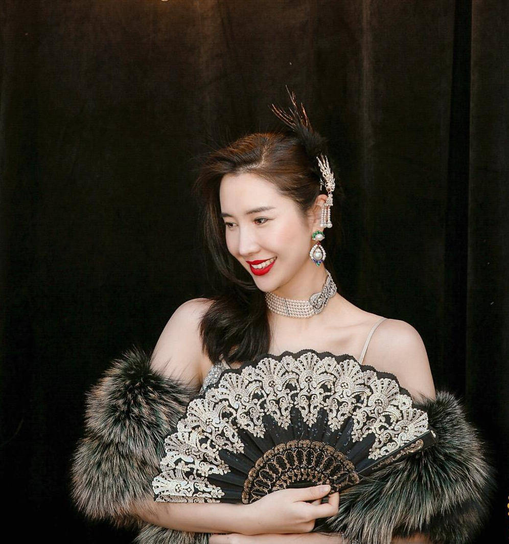 董花花晒照,手上戒指很抢眼|张大奕亦步亦趋被批没品味