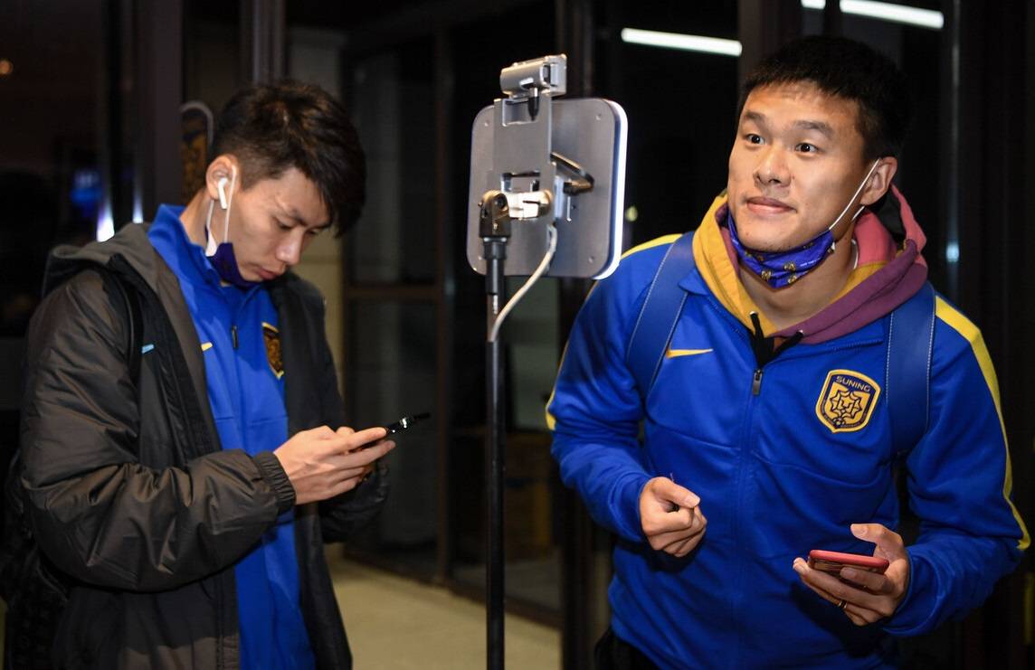 原创打脸!高洪波和里皮都不敢重用的中卫,如今成李铁国足后防核心