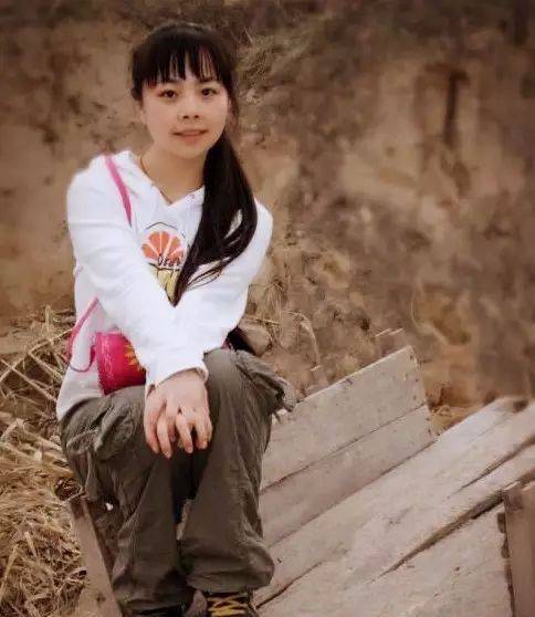 原创草根歌手王二妮选择嫁给经纪人回农村生娃后道出了妇女的辛酸