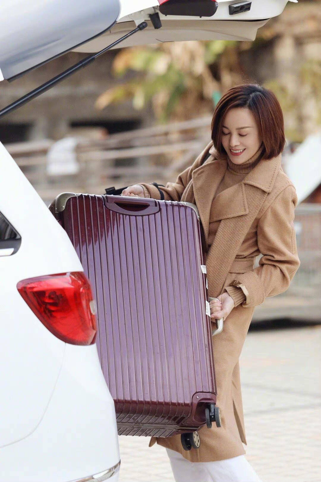 原创50岁的王琳真是冻龄女神穿驼色大衣内搭针织衫减龄又洋气