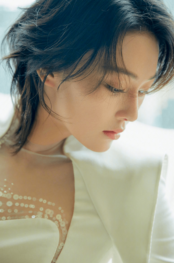 英气又性感的张馨予,演绎的"富家千金"妆容居然这么美!