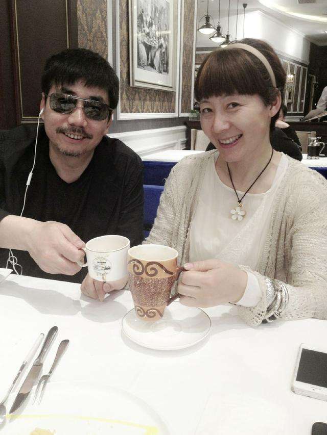 范明一家,妻子是二婚但很有能力,爱女长腿逆天,继子很帅气