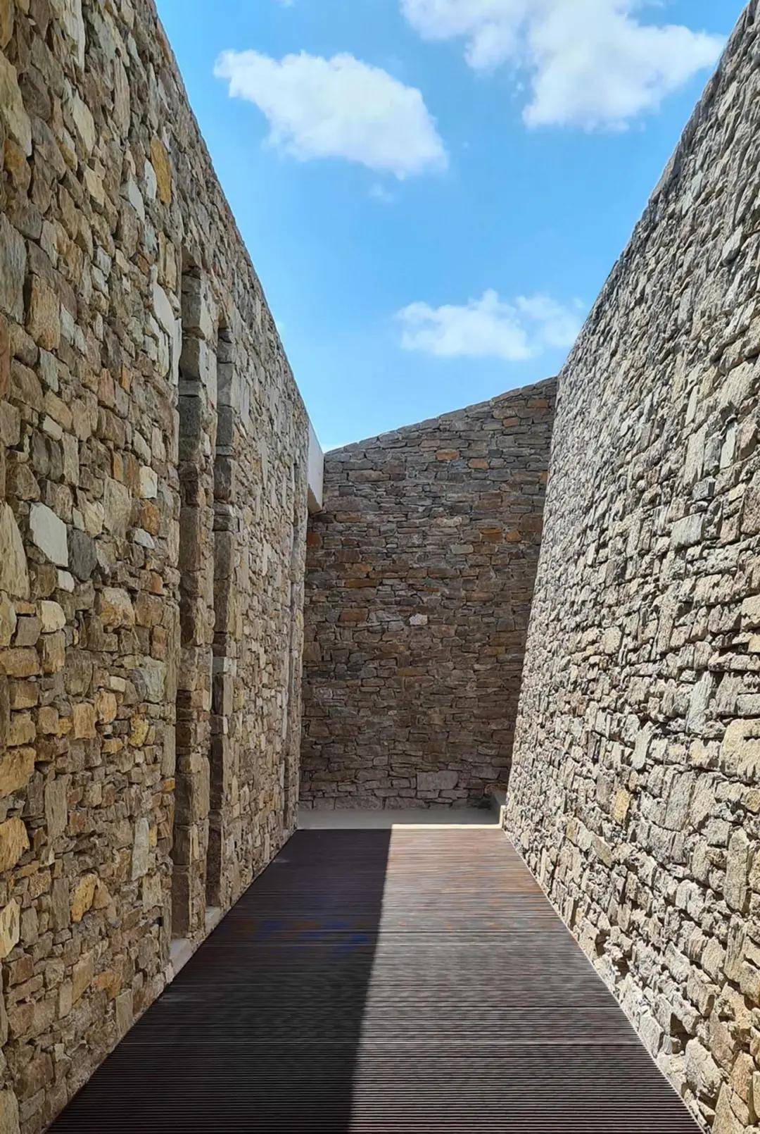 longitudinal walls of dry stone create the vertical borders