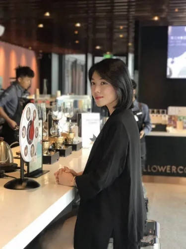 中国新晋女首富汪莹不仅颜值高穿搭也很在行绝对女中豪杰
