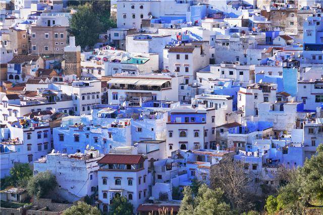 摩洛哥最梦幻小镇，建筑物都是蓝白两色，藏在山谷中如童话世界