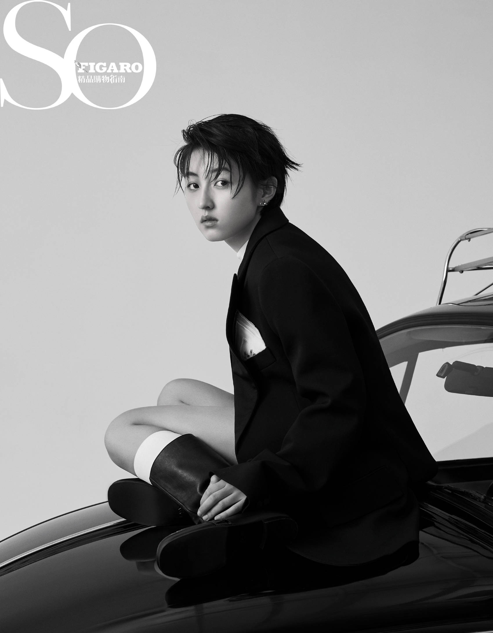 张子枫最新封面写真曝光海军蓝条纹衬衫展率性洒脱