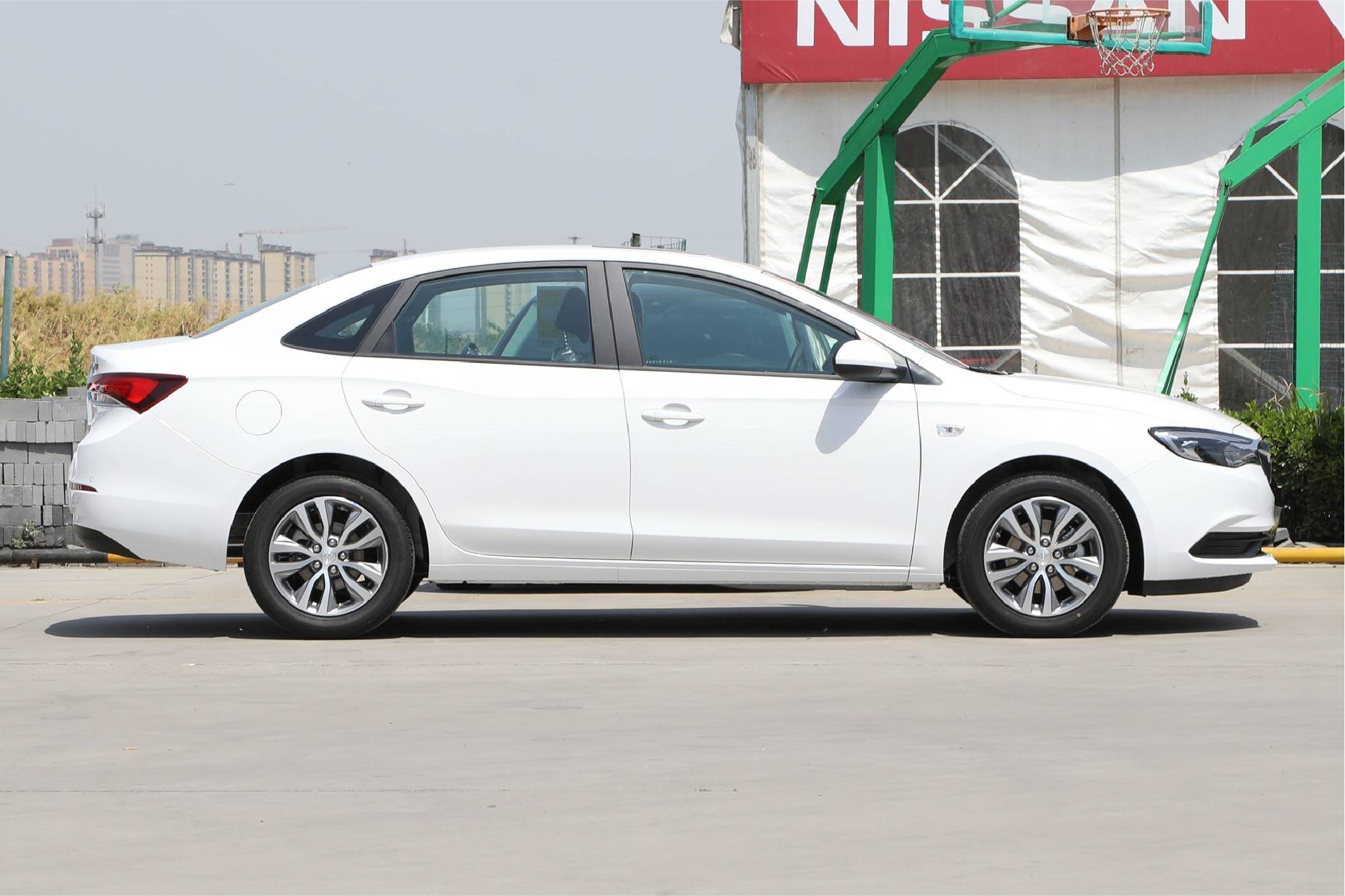 顶配约9万的合资品牌混动家轿2021款别克英朗轻混版介绍