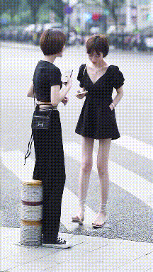 图片[1]-GIF搞笑段子：哥们，我要搭配短裙妹子，你去把旁边那不女的只开好吗？-妖次元