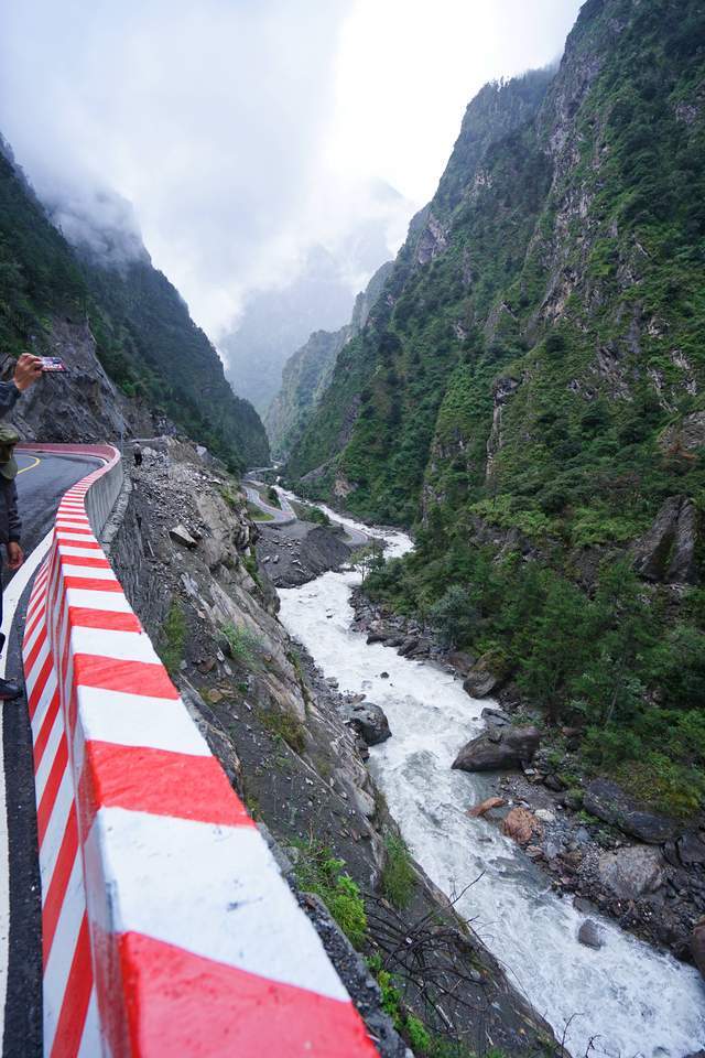 西藏边境深山有个将军崖，路险峻瀑布咆哮，游客经过都会下车致敬