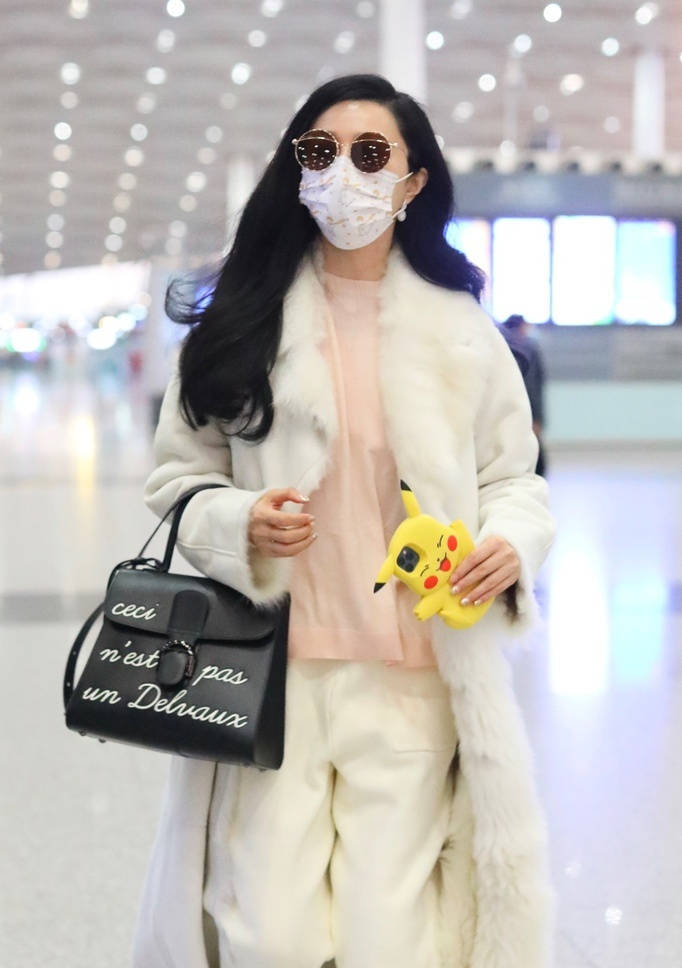 范冰冰穿白毛绒大衣像贵妇 用卡通手机壳露少女心