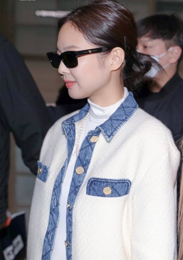 jennie上演拽姐出街小香外套配牛仔裤帅酷美丽
