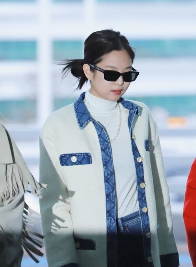 jennie上演拽姐出街小香外套配牛仔裤帅酷美丽