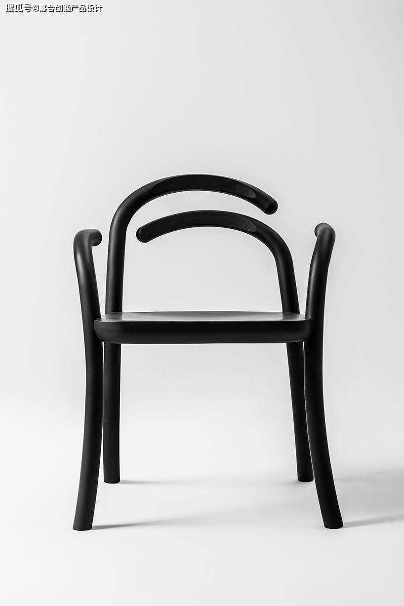 这位格鲁吉亚设计师解构了椅子的原型意义,然后带着多功能的理念构建