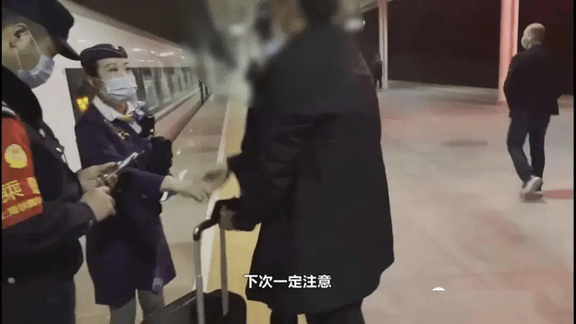 乘客带70万现金坐高铁 下车开箱一看急得他当场报警！