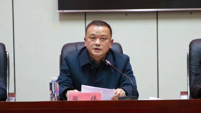 花垣县人民政府副县长张伟,县教体局党组书记向君,县纪委监委派驻人大