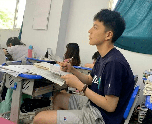 手掌心世界上最悲催的事情就是两个男生同桌,但颜值相差十万八千里