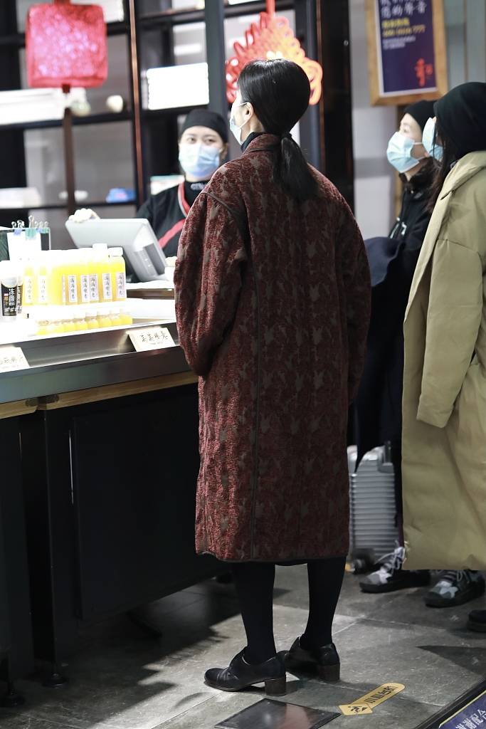 孙莉穿印花大衣罕见现身机场 回眸尽显温柔优雅