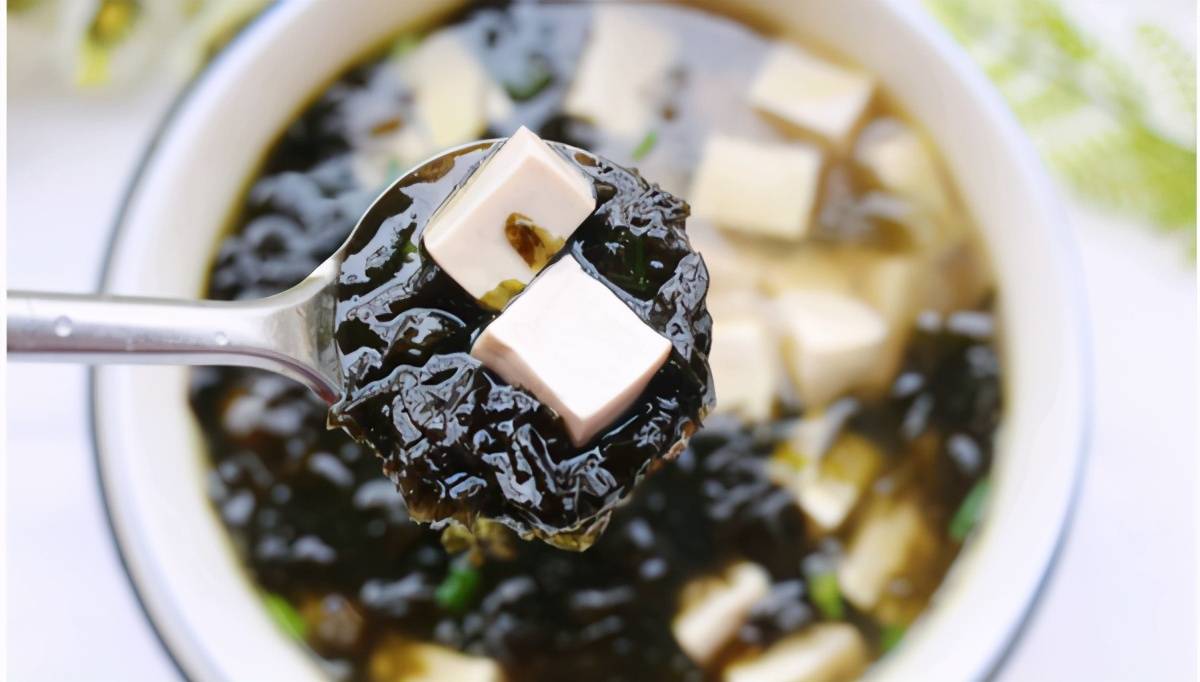 冬天来上一碗热乎乎的紫菜豆腐汤味道鲜美全家都爱喝