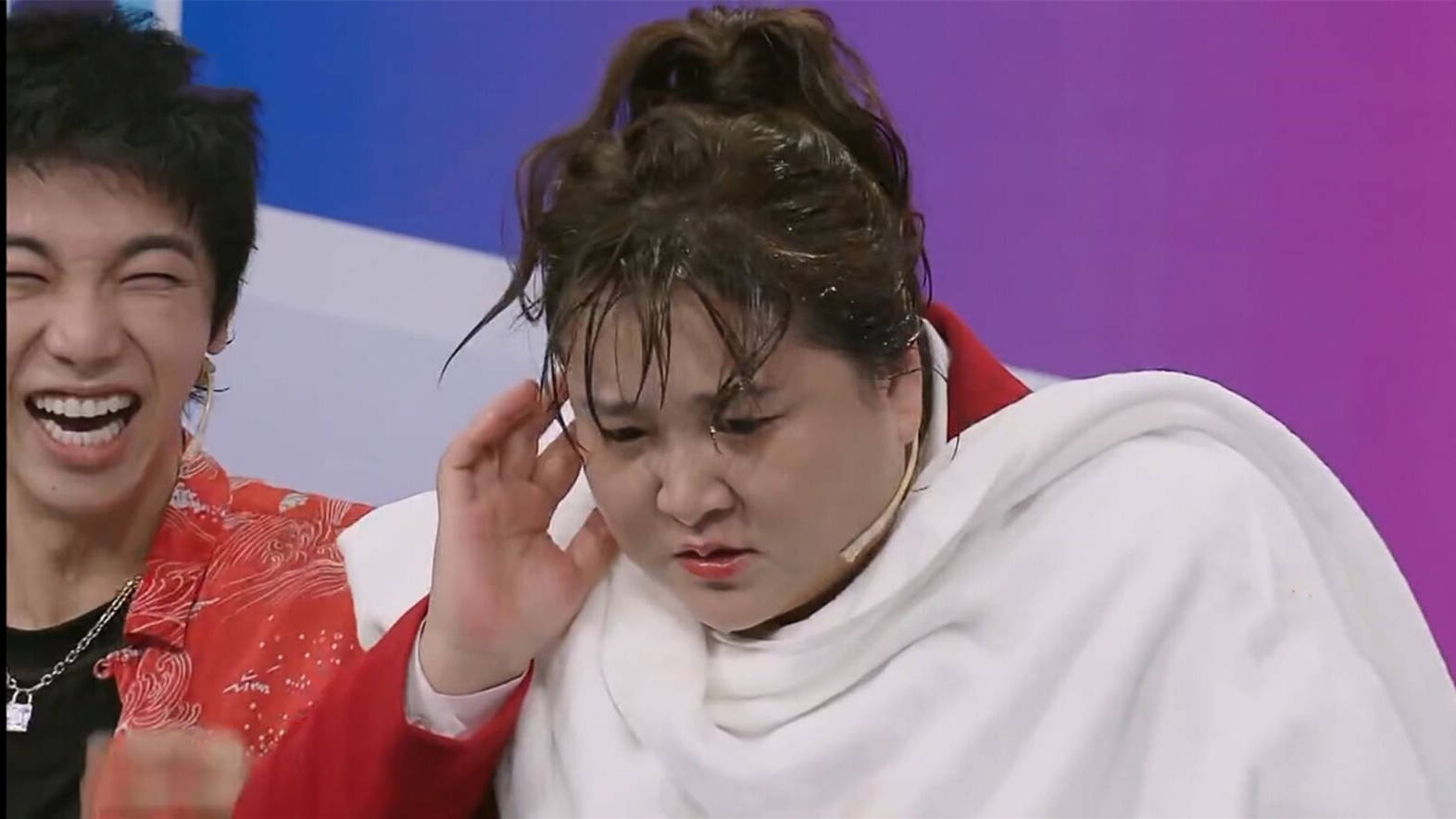 王牌对王牌6:首播搞笑的泼水环节,不过到底谁玩不开?_贾玲