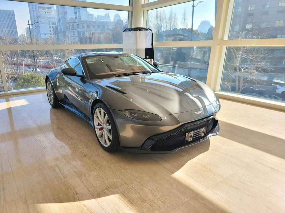 阿斯顿马丁 vantage coupe 魅力银/氧化红 最新款
