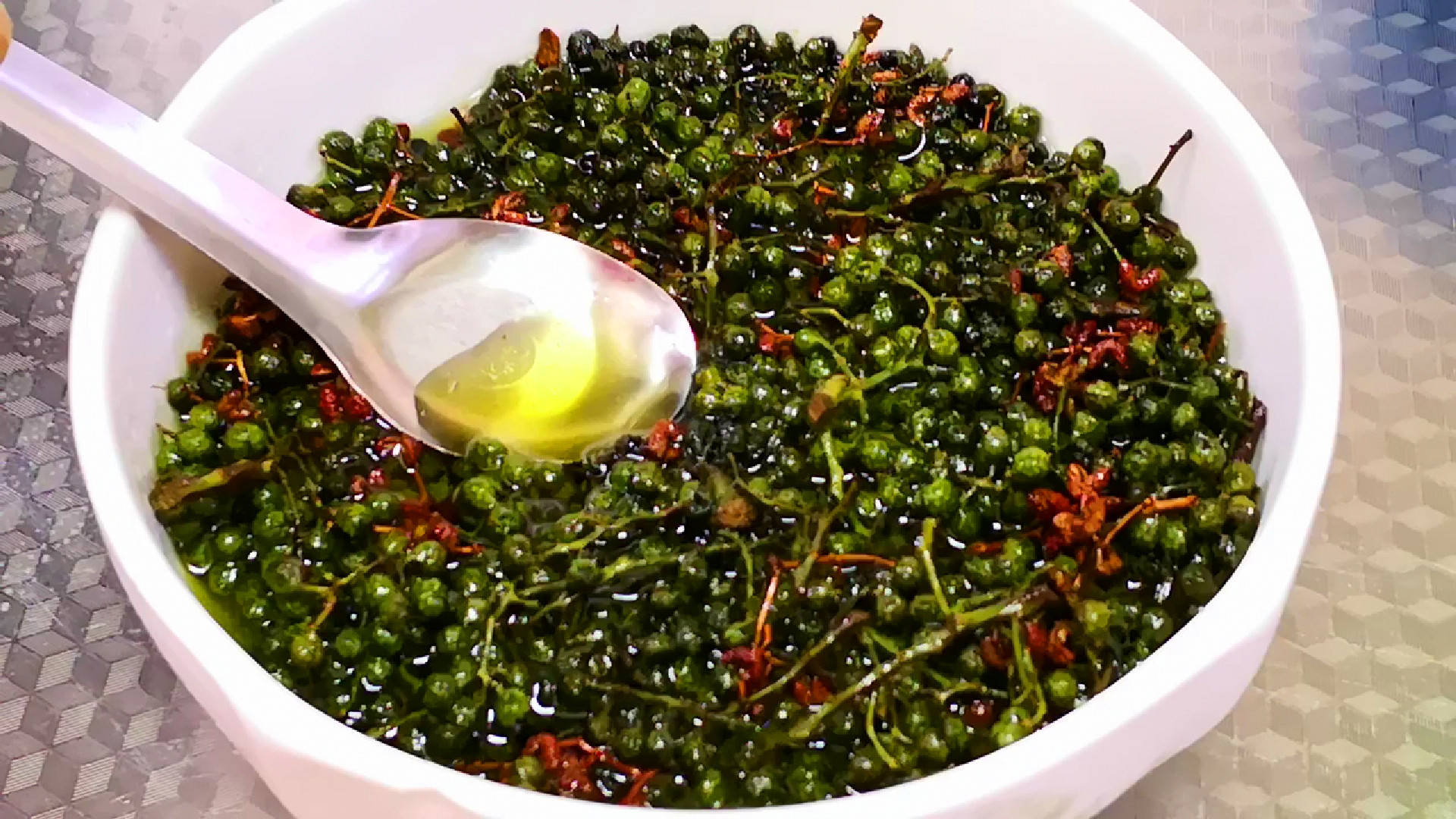 过年炸花椒油时牢记1泡2炸3保存花椒油麻香浓郁不发苦