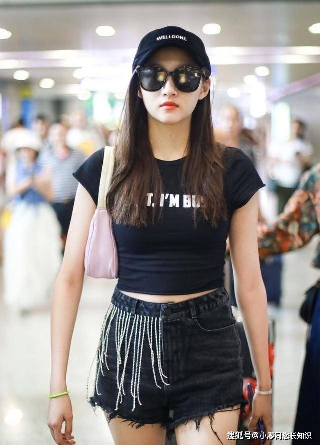 关晓彤身穿黑色牛仔短裤长腿毫无保留地展露出来十分亮眼