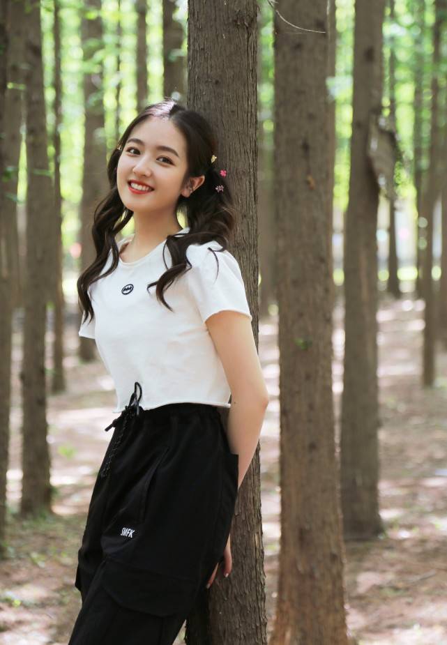 原创瘦下来的李兰迪颜值上升普通黑白配穿搭甜美个性这是校花吧