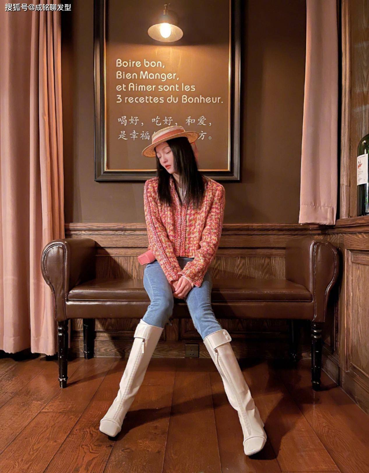 张韶涵穿搭真有范芭比粉上衣甜酷稚嫩牛仔裤配长靴穿出大长腿