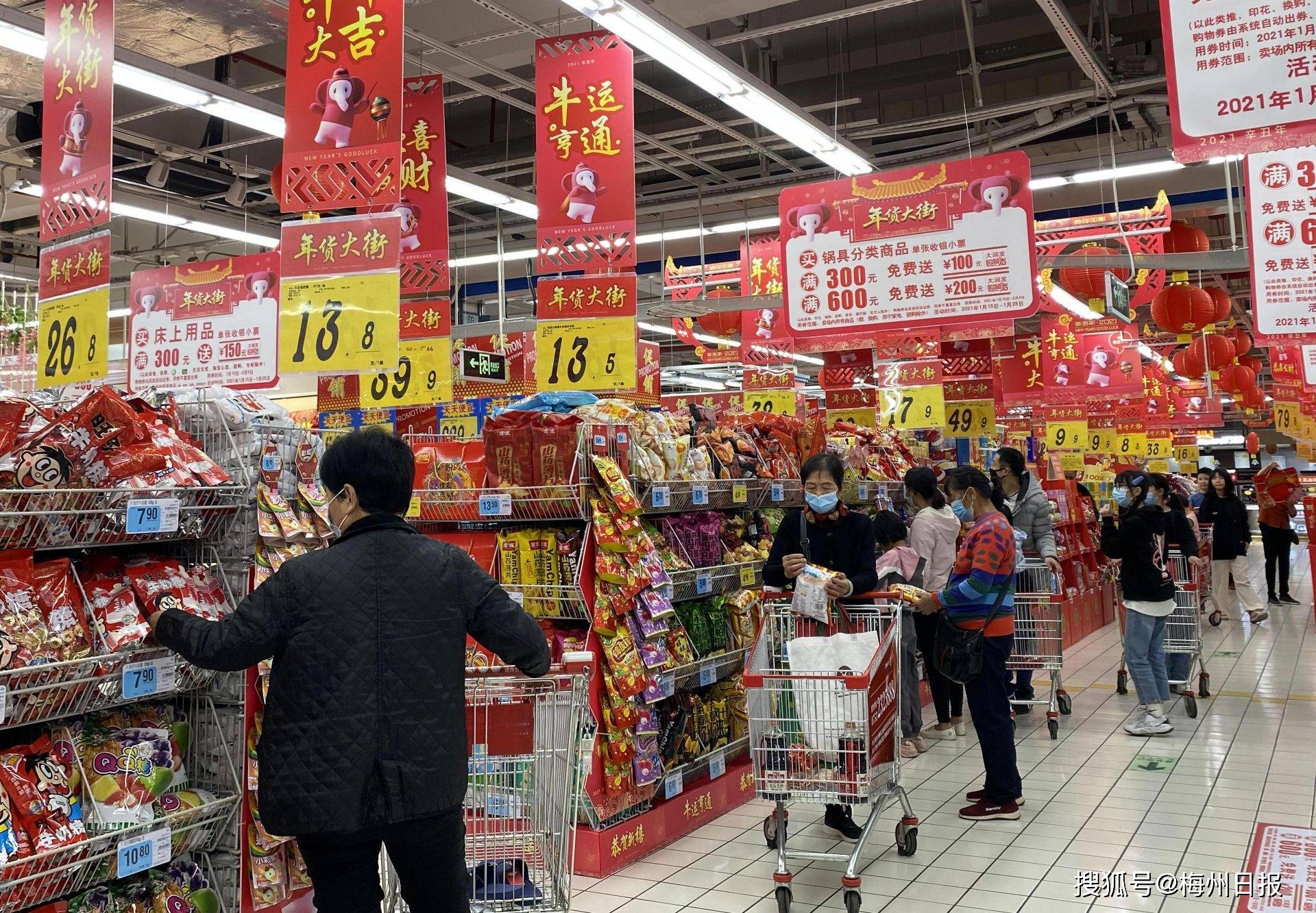 不少超市推出年货专区,梅城江北老街的油炸食品销量渐增,买年货成了不