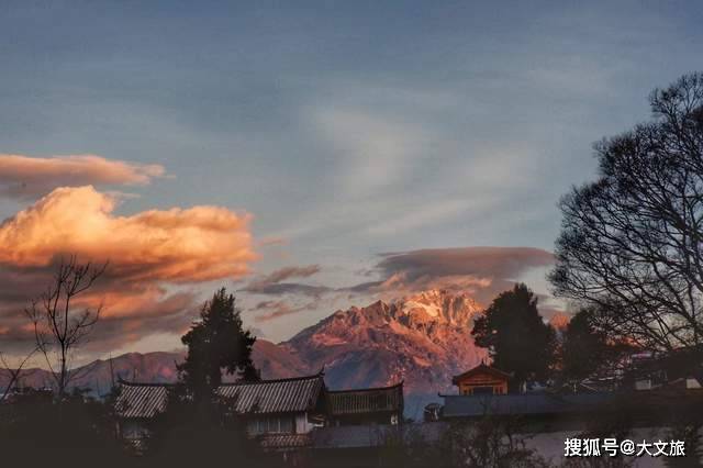 丽江:朝霞所染的"日照金山"庄严神秘_喻叶