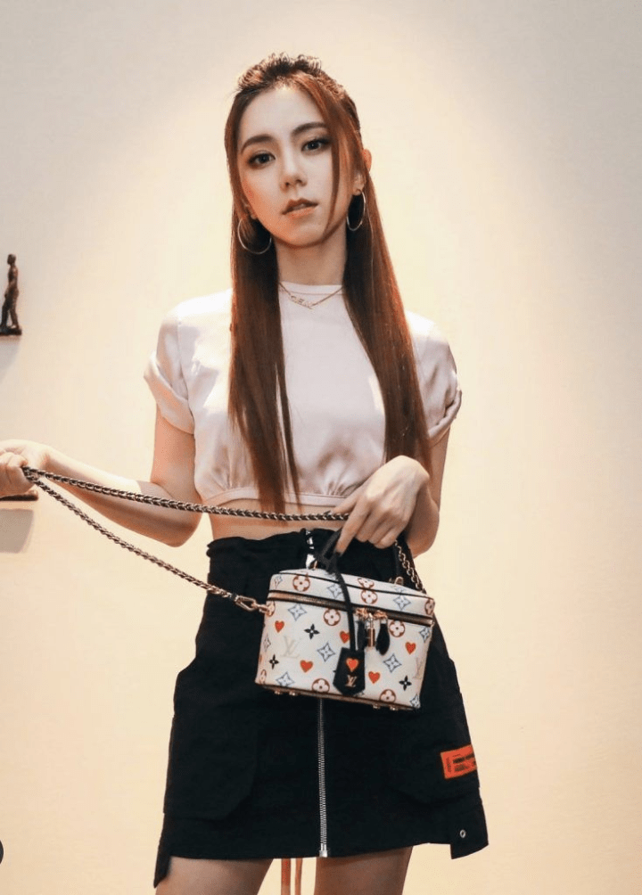 初哆咪娱乐:邓紫棋被爆刻薄员工被狂数9宗罪_mark