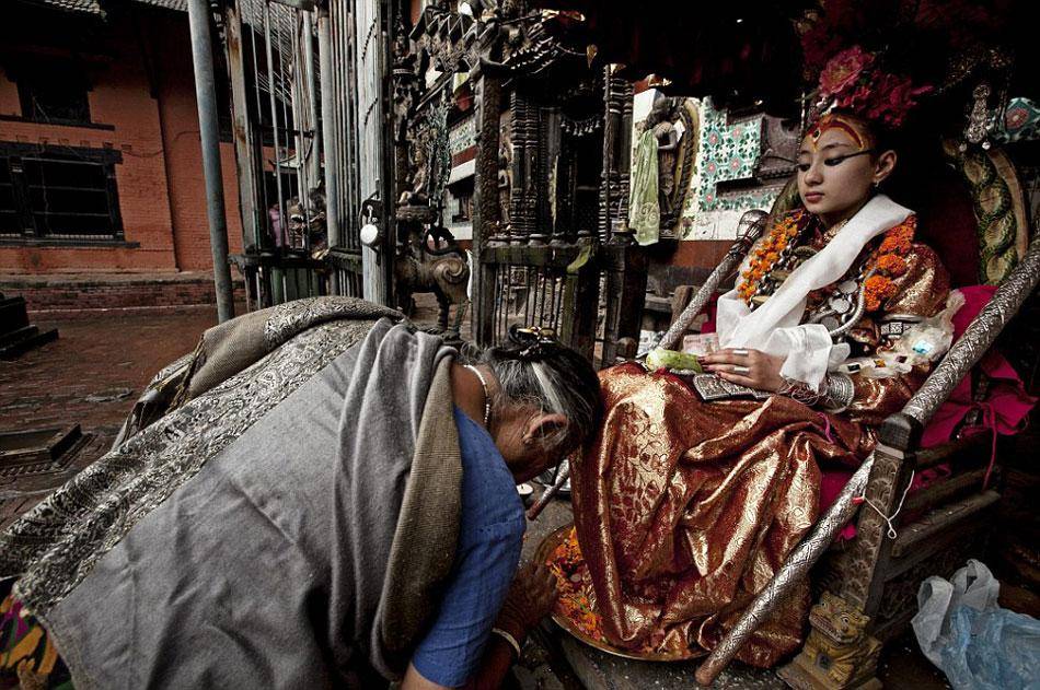神秘的尼泊尔“活女神”：在位受膜拜，“初潮”就被废，退位即遭嫌弃
